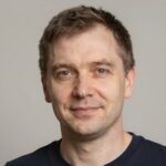 Улыбающийся клиент Escape Global Stats делится опытом поиска сайтов для ставок на CS:GO с низким депозитом